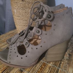 BKE Siren Wedge Tan Heels. Women's Size 6.5